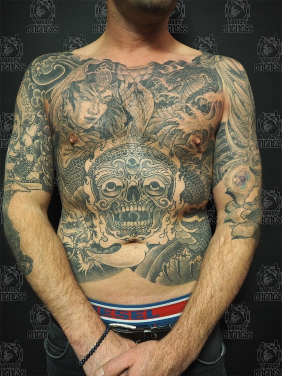 Tattoo Full front and sides in black and grey by Darko groenhagen