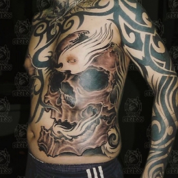 Tattoo Skull on rib by Darko groenhagen